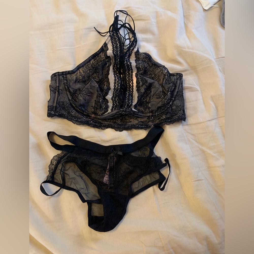 Victoria Secret NWT lingerie SET. Very sexy matching set. Both with tags,sz L